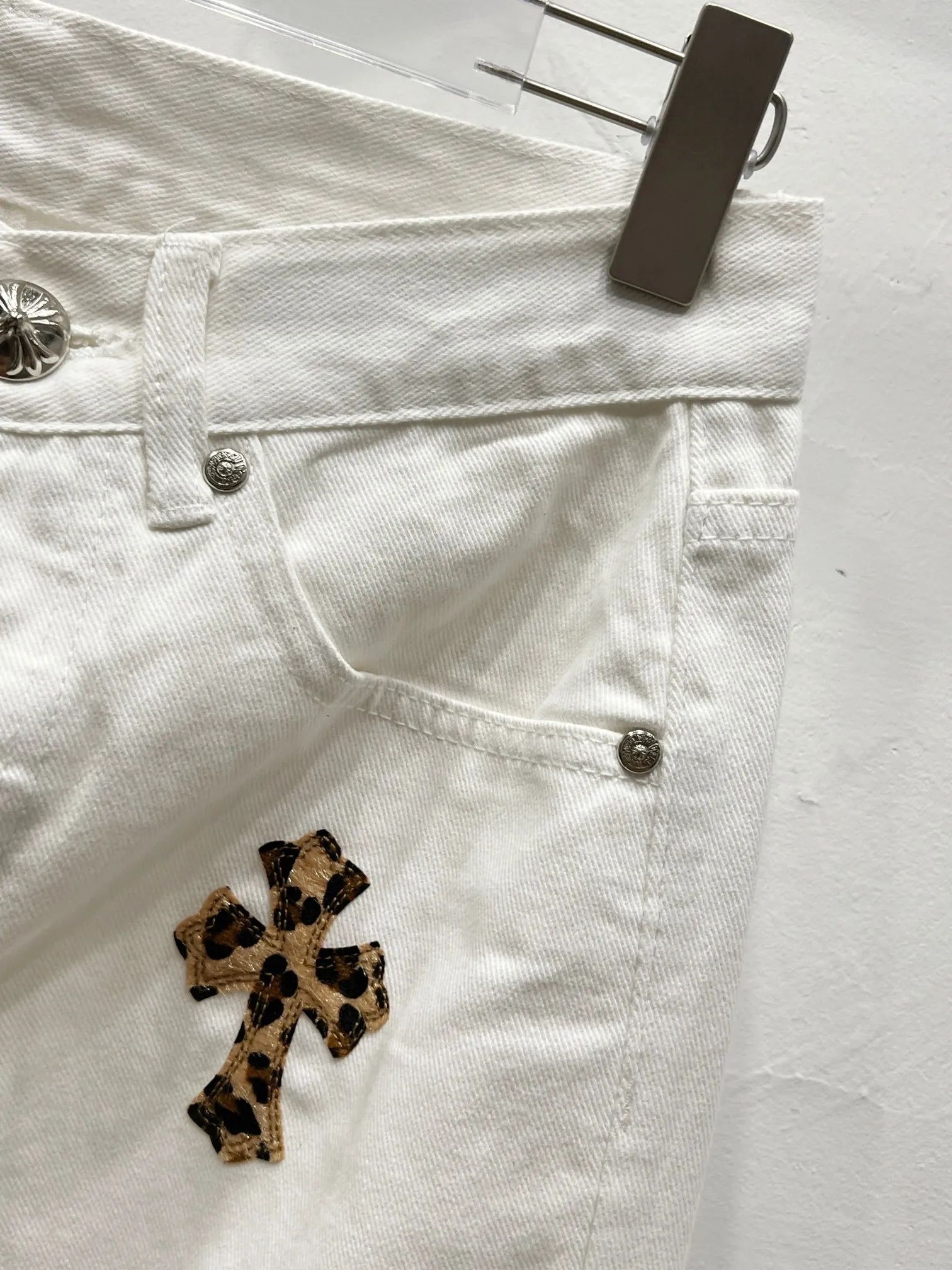 P260 Style No.: (c031) Chrome Hearts & Chrome Hearts high street jeans with leopard print and vintage graffiti paintings on a white background. Chrome Hearts are the most popular pants in color. Made of beaded canvas fabric, heavy washing makes the upper body of the fabric more textured and the pants are tall and straight! The three-dimensional cutting of the whole trousers is a masterpiece! The hardware is customized by zp. The beaded canvas fabric is thick and soft after being washed. It has good breathability. Customized small leather label. Unique design. The details are simple and elegant, and the workmanship is exquisite. The whole trousers are neatly routed and the details are in place!  Trendy people have been disappointed. From the quality selection of fabrics, the tailoring of details, and the matching of patterns, everything is impeccable! The upper body is so handsome when worn...it can be easily worn by men, women and children! The craftsmanship is made of heavy-duty washed pure cotton denim fabric. After washing, it is soft and thick and looks very stylish when worn. Color: White Size: 28 30 32 34 (S-XL)